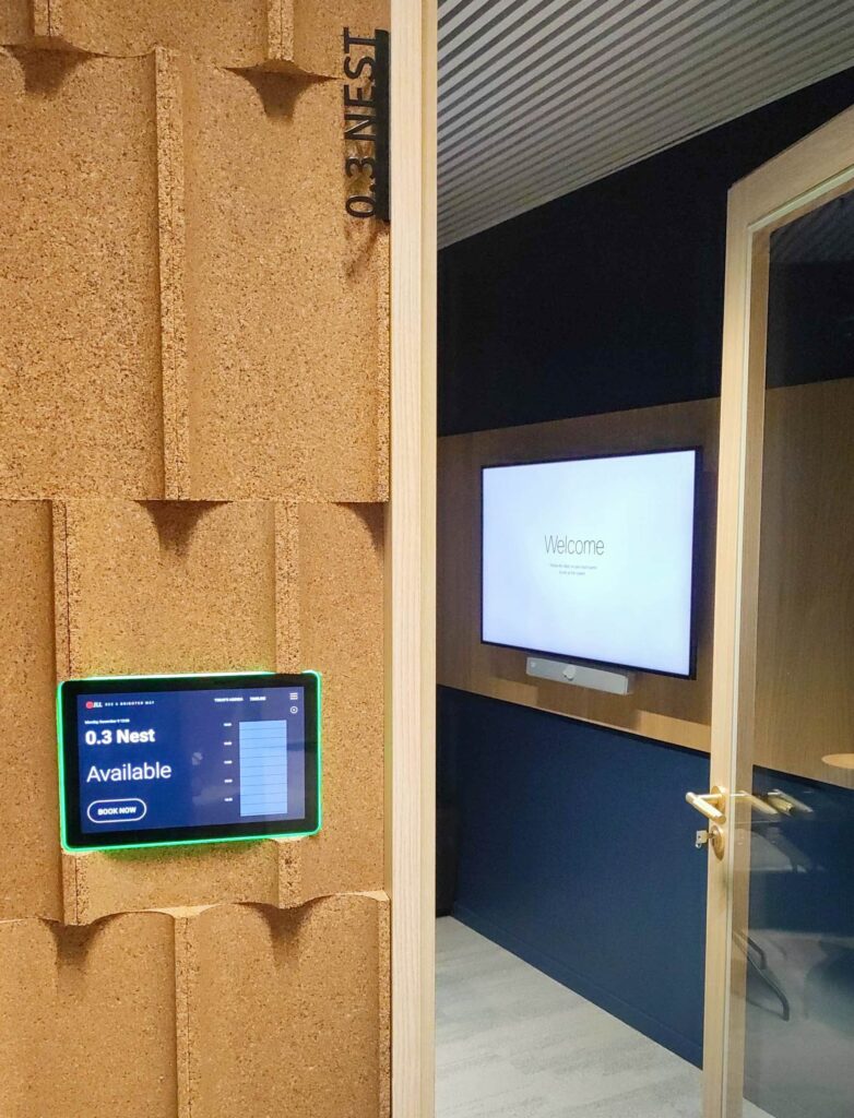 L'image représente "JLL Bruxelles : Un écosystème collaboratif optimisé avec Cisco et Wipple" par Wipple - Vous allez aimer vos salles de réunion.