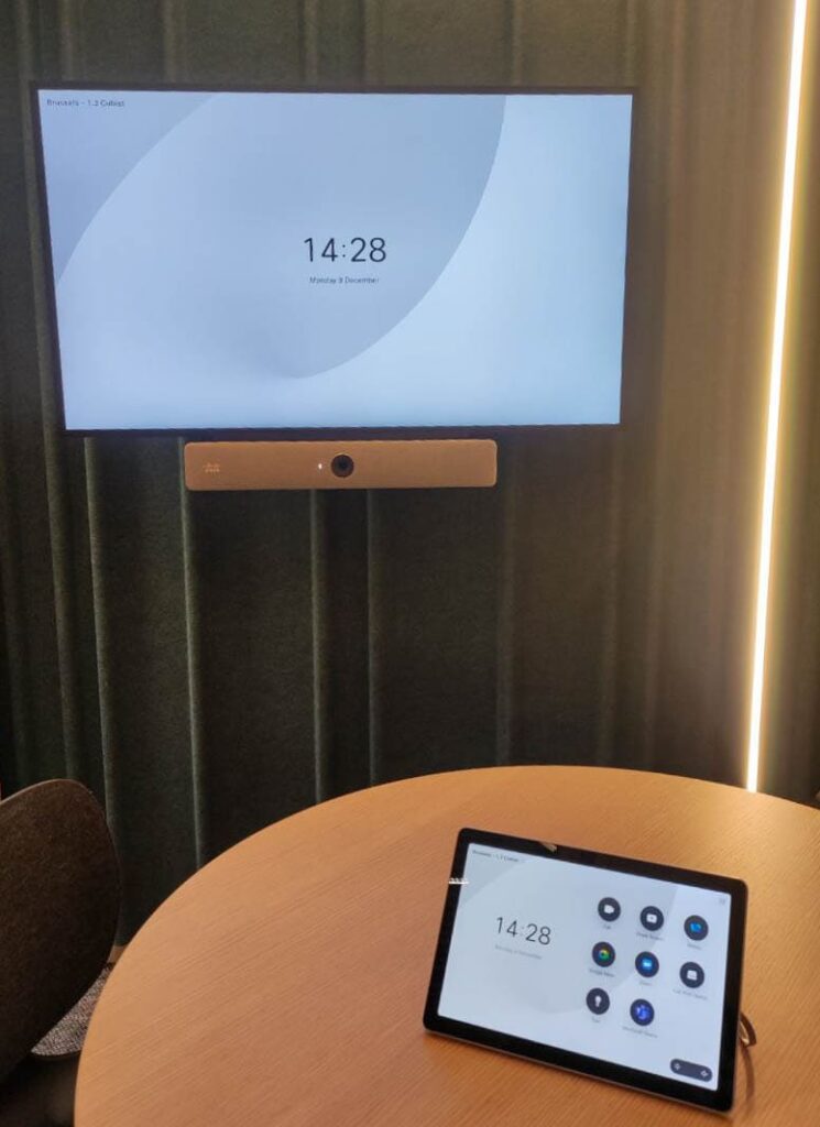 L'image représente "JLL Bruxelles : Un écosystème collaboratif optimisé avec Cisco et Wipple" par Wipple - Vous allez aimer vos salles de réunion.
