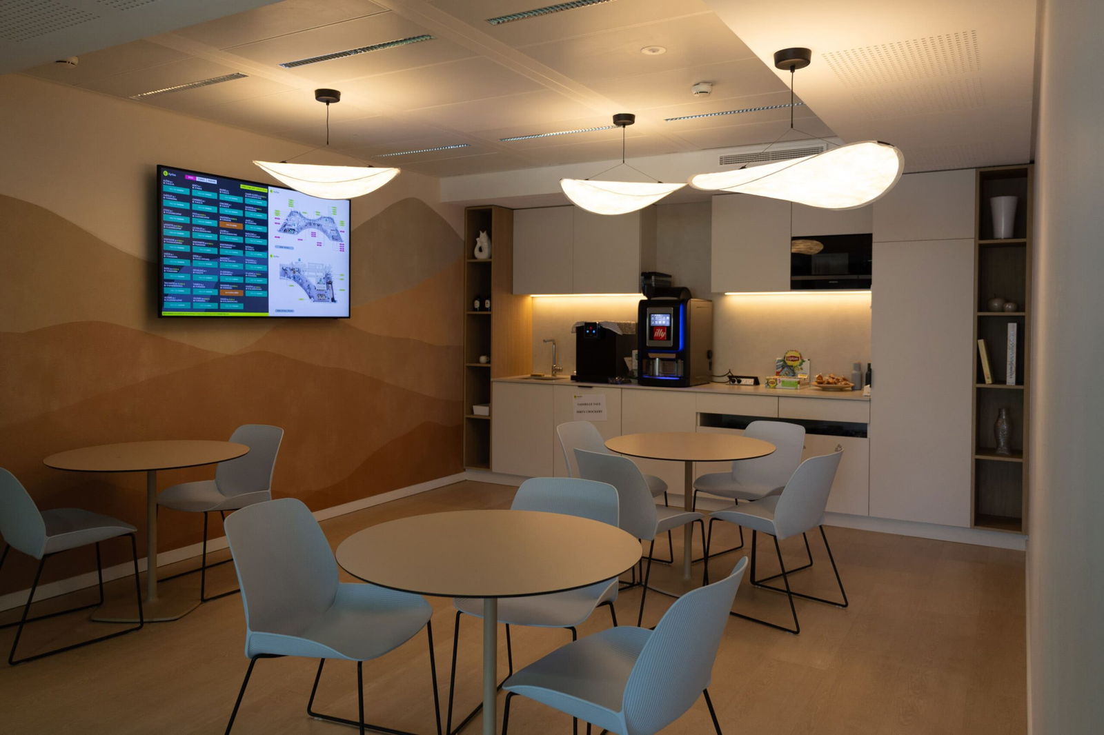 L'image représente "Interopérabilité, design, simplicité : l’expérience Cisco chez Kyriba" par Wipple - Vous allez aimer vos salles de réunion.