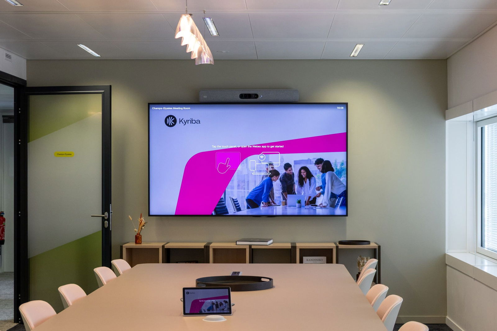 L'image représente "Interopérabilité, design, simplicité : l’expérience Cisco chez Kyriba" par Wipple - Vous allez aimer vos salles de réunion.