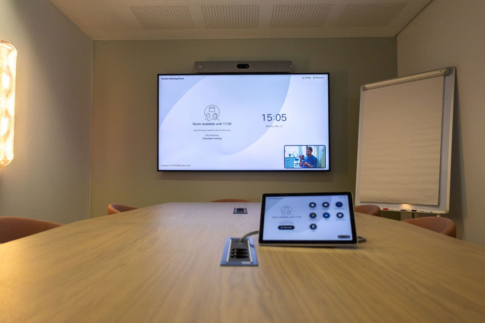 L'image représente "Interopérabilité, design, simplicité : l’expérience Cisco chez Kyriba" par Wipple - Vous allez aimer vos salles de réunion.